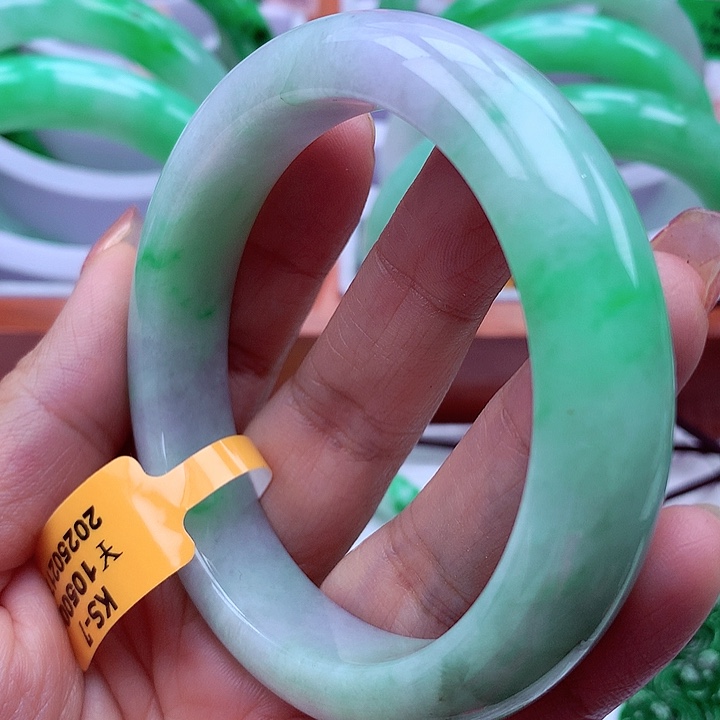 翡翠手镯未镶嵌翡翠