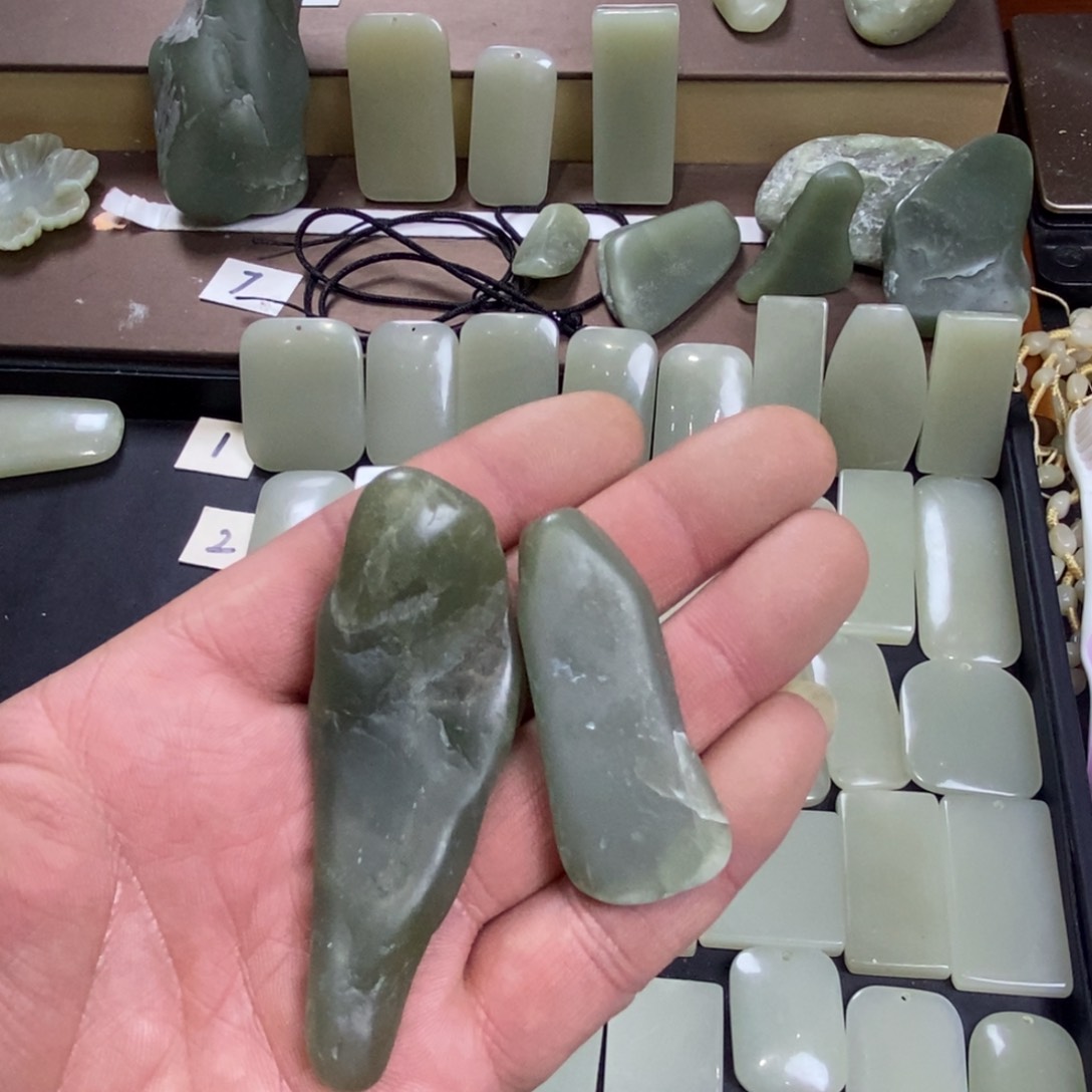 颈饰未镶嵌和田玉山**刘02