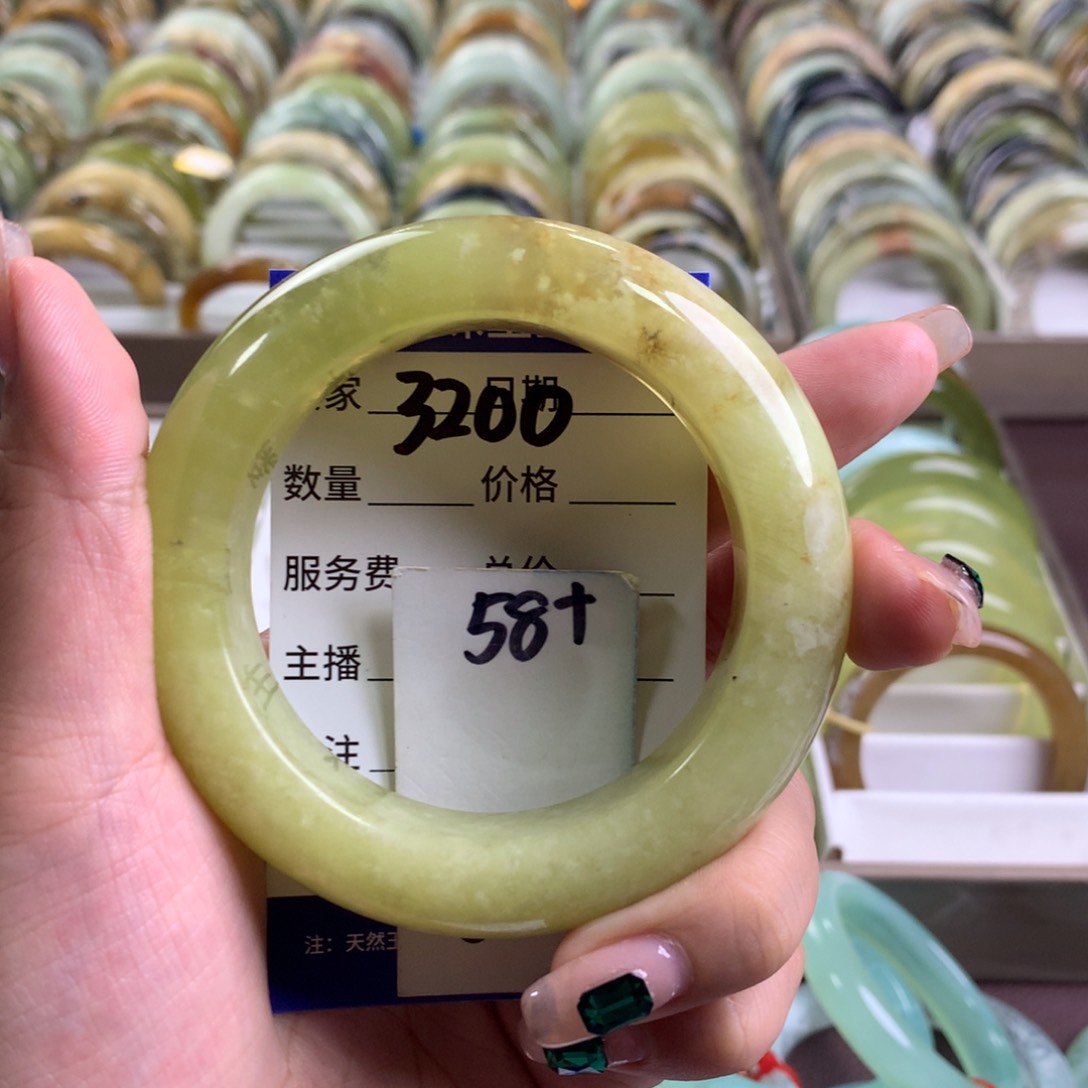 蛇纹石玉未镶嵌手镯3200