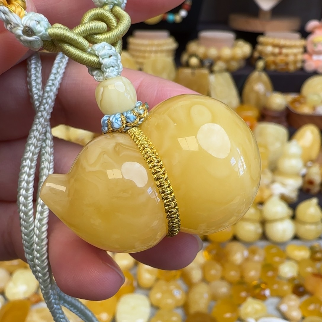 琥珀未镶嵌套链天然俄料鸡油黄蜜蜡葫芦吊坠