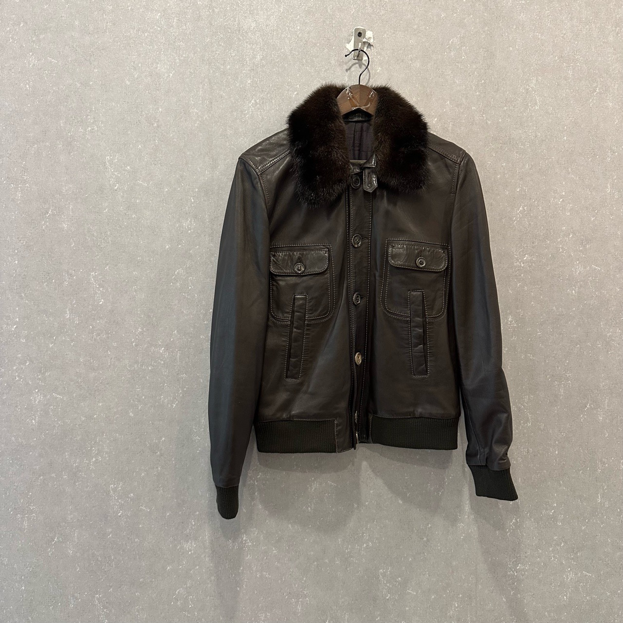 99新 FENDI/芬迪 纯色可拆卸衣领拉链休闲皮衣男款48码/003035