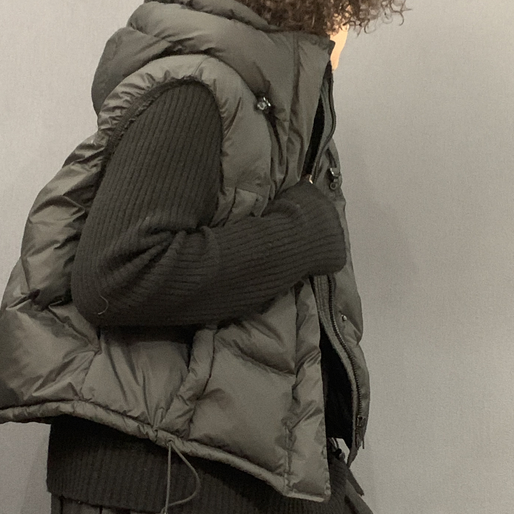 艾沸儿女装推荐@个性百搭连帽短款羽绒马甲主图色黑色