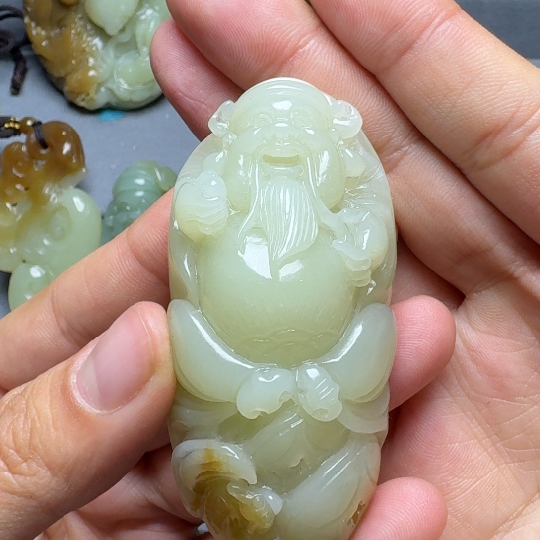 了***心和田玉未镶嵌颈饰