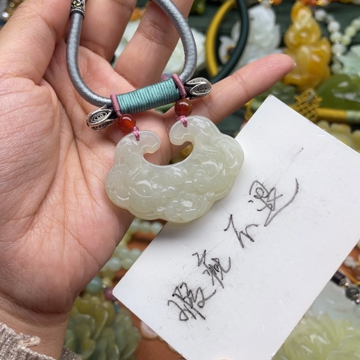 蛇纹石玉吊坠合金