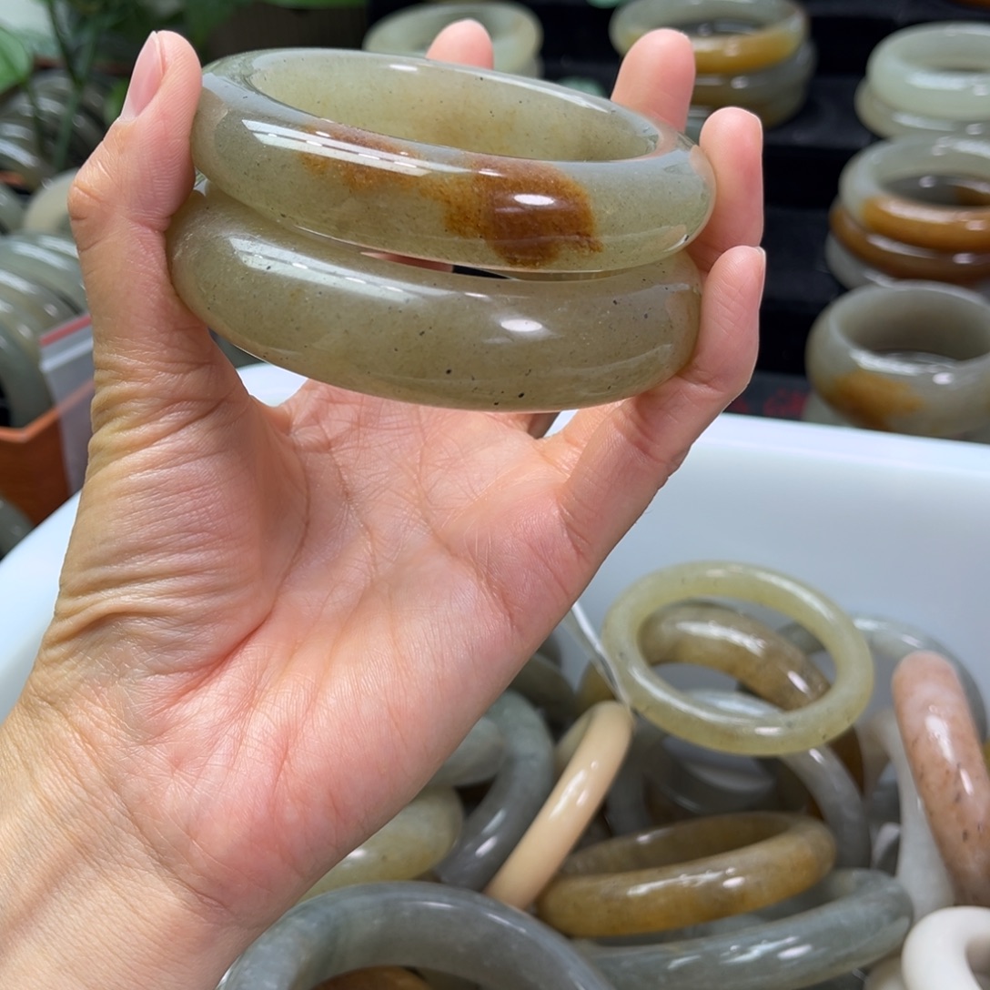 冰***汁石英岩玉未镶嵌手镯