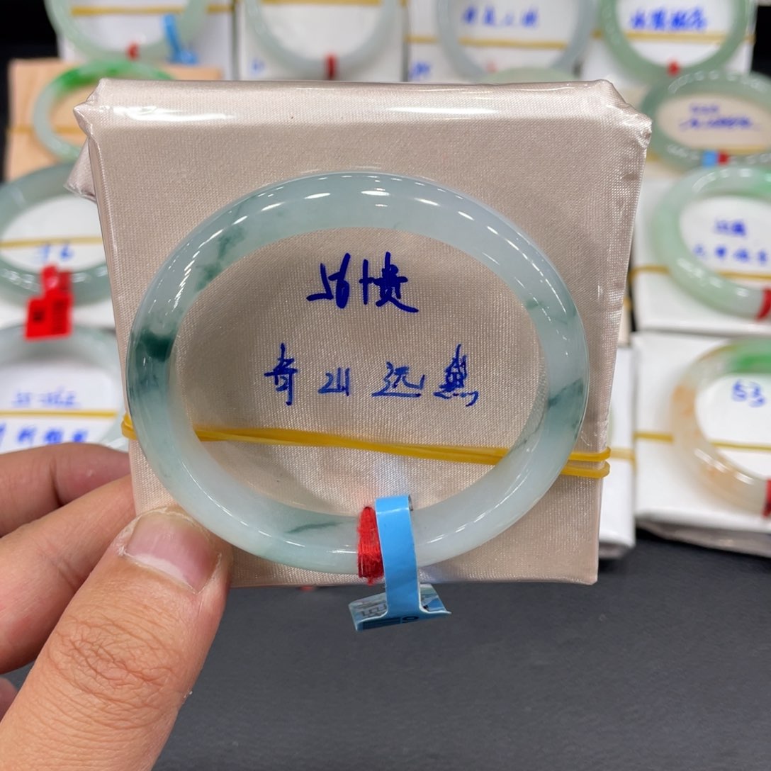 翡翠手镯未镶嵌天然翡翠