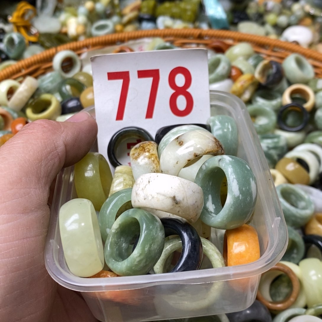 蛇纹石玉挂坠未镶嵌