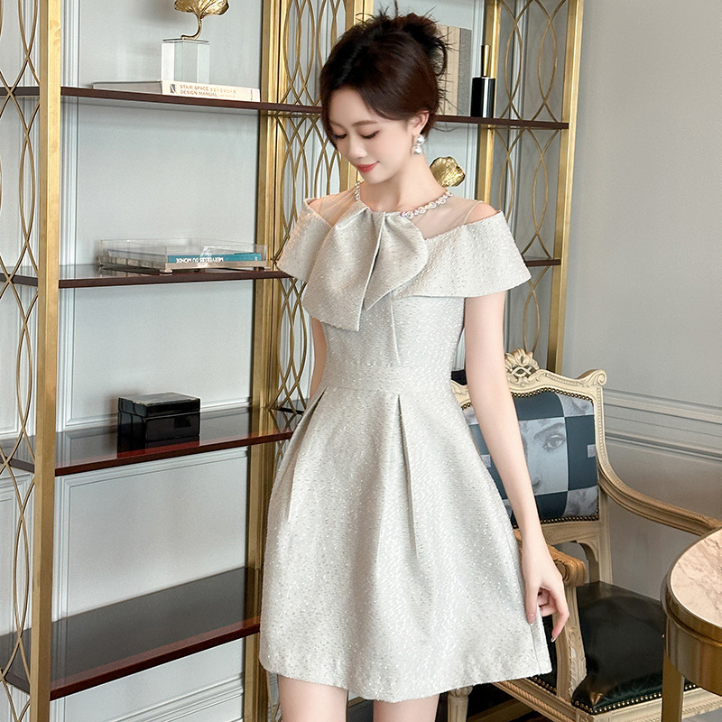 收腰修身显瘦裙子蝴蝶结连衣裙女夏新款法式设计感圆领茶歇短裙