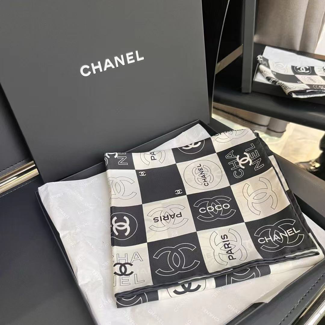 未使用 Chanel/香奈儿 熊猫拼色 黑白棋盘格满logo小丝巾 