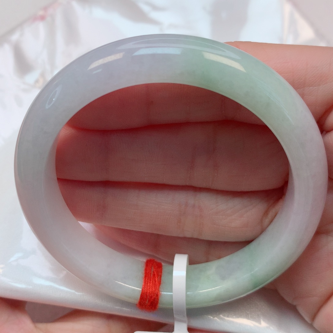 翡翠手镯未镶嵌54.4圈 白底飘绿