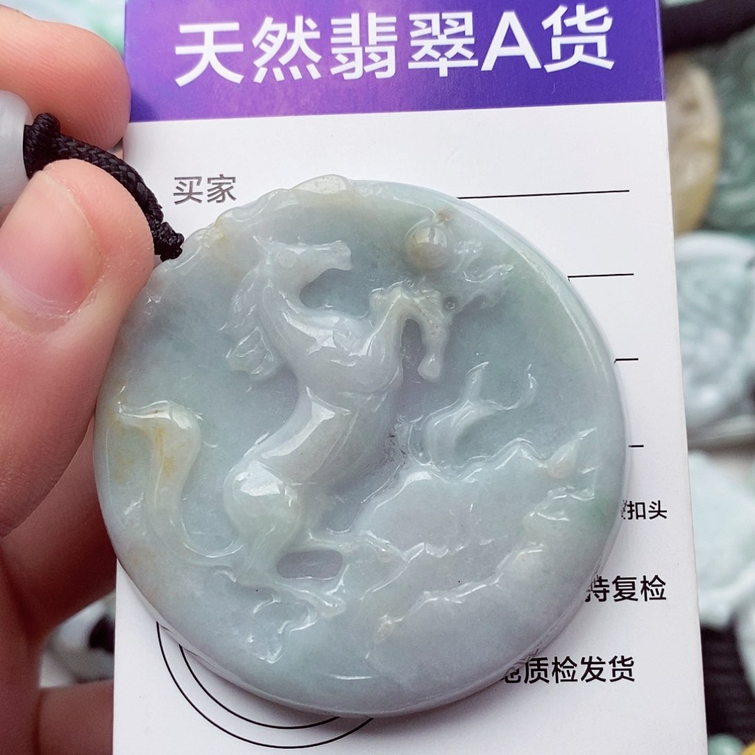 翡翠挂件未镶嵌翡翠