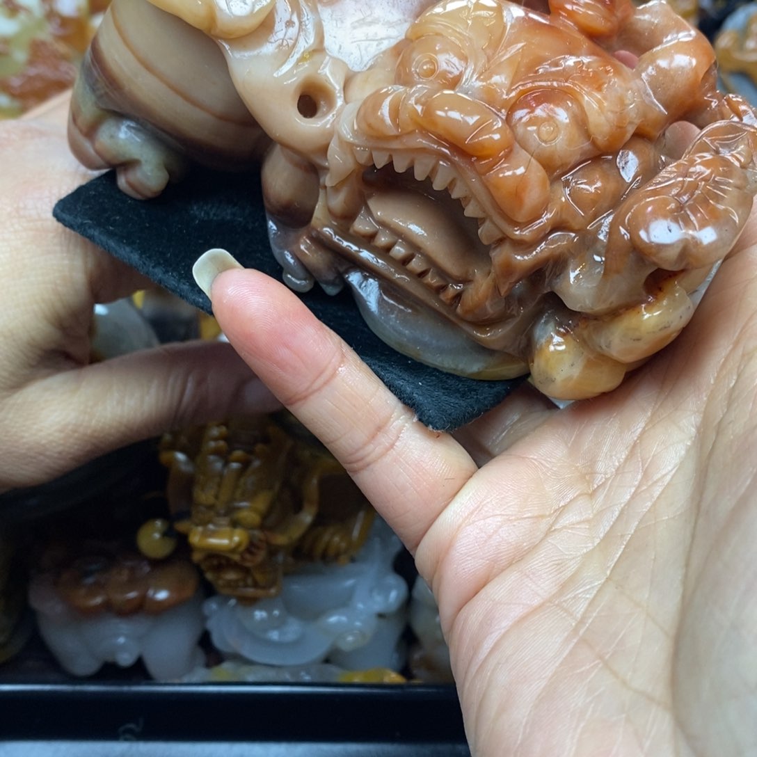 未镶嵌石英质玉（黄龙玉）颈饰