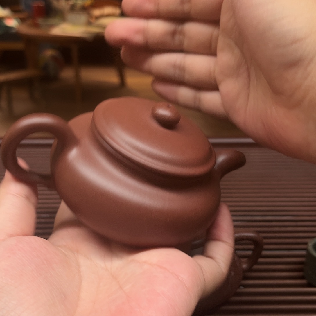 如***溪茶壶紫砂青山出品，座有蓝颜