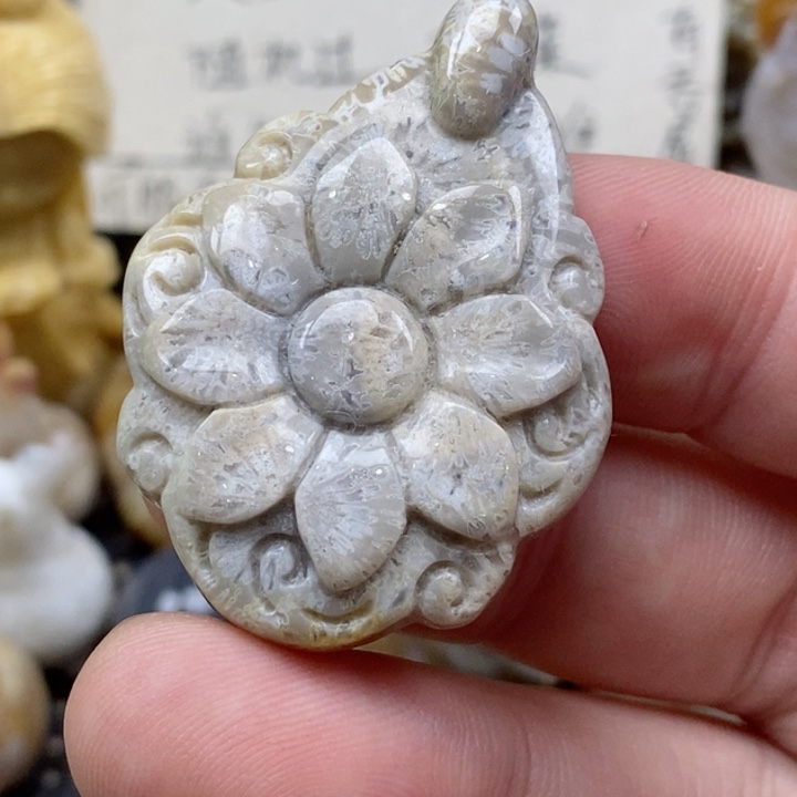 颈饰未镶嵌硅化珊瑚（珊瑚玉）思*邪