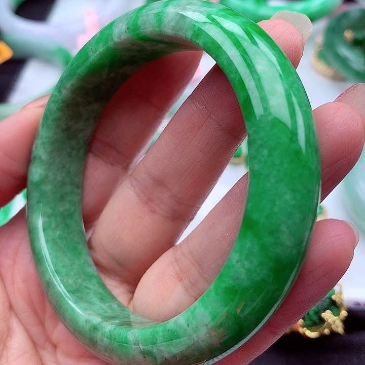 翡翠手镯未镶嵌翡翠