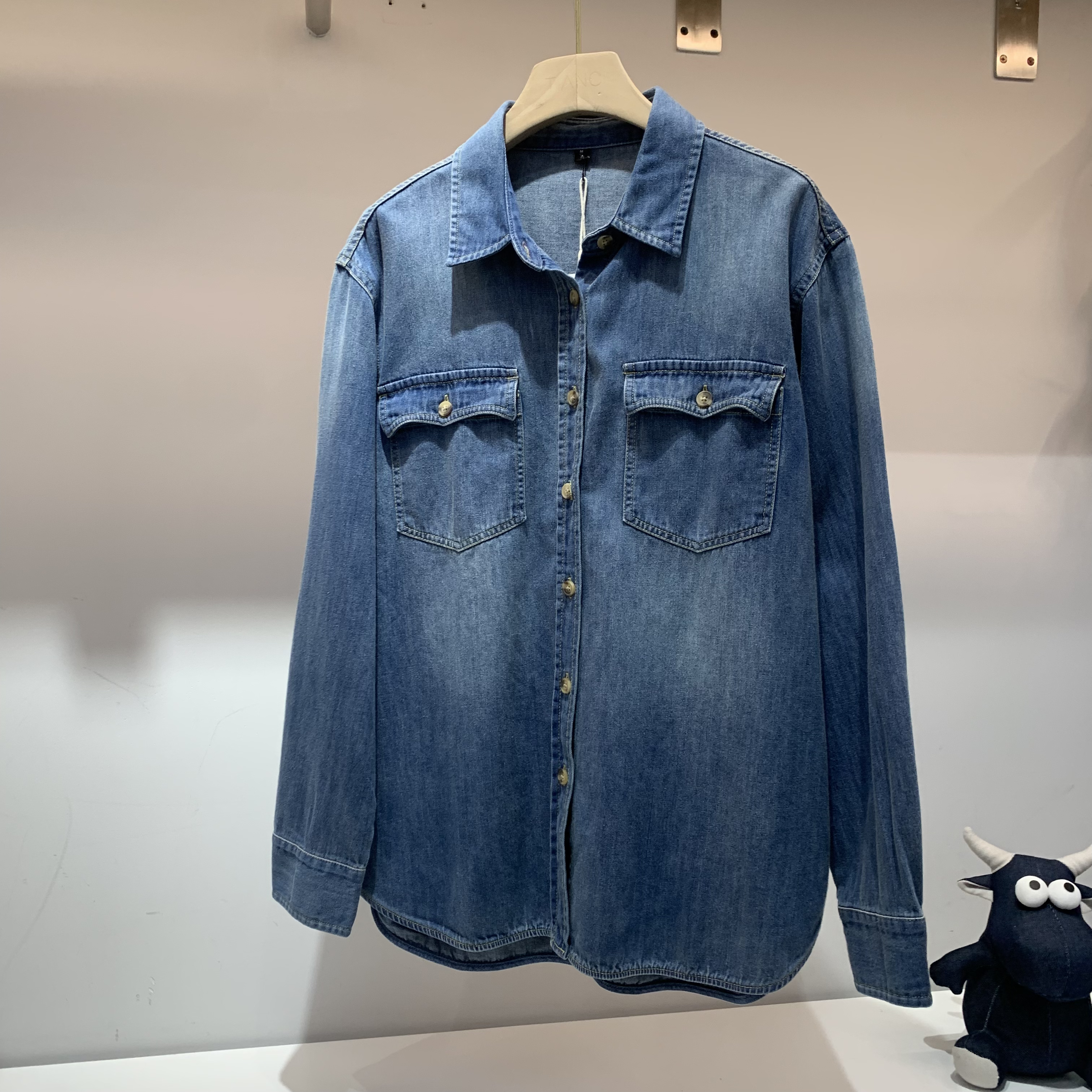 秋新款复古做旧浅蓝色软牛仔衬衫女百搭正肩叠穿长袖衬衣