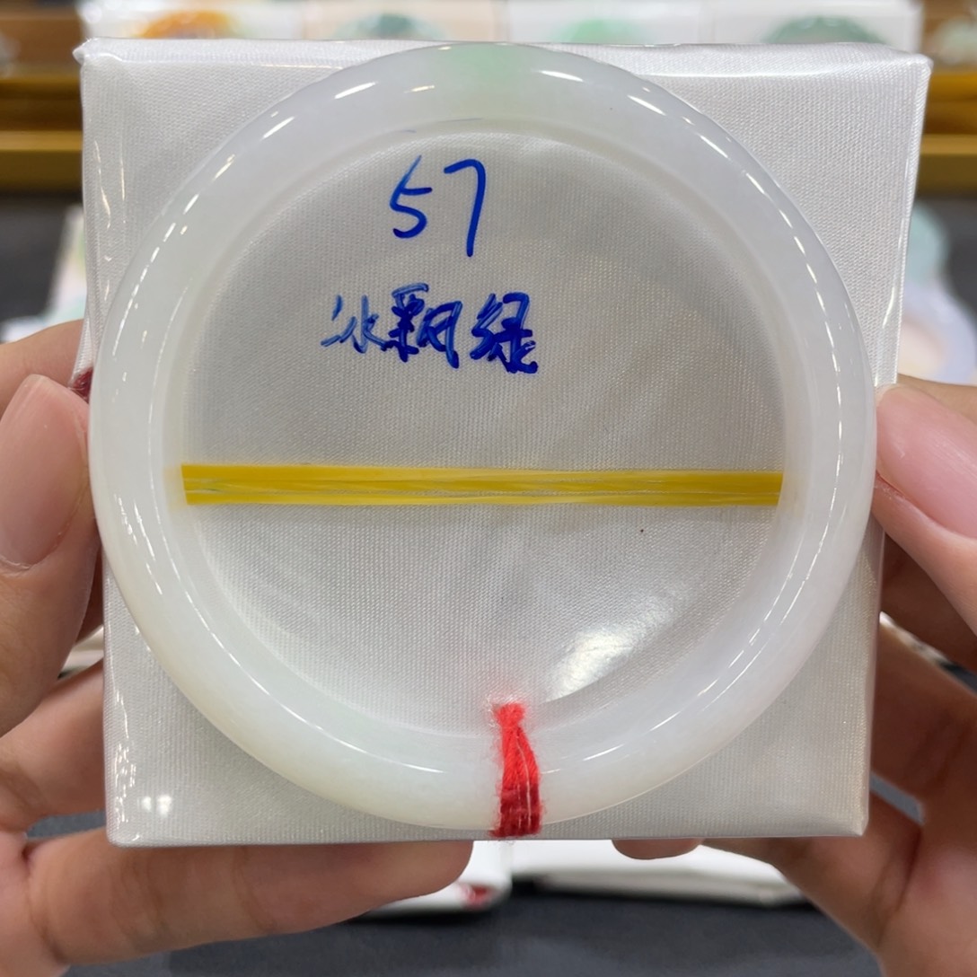 翡翠手镯未镶嵌翡翠