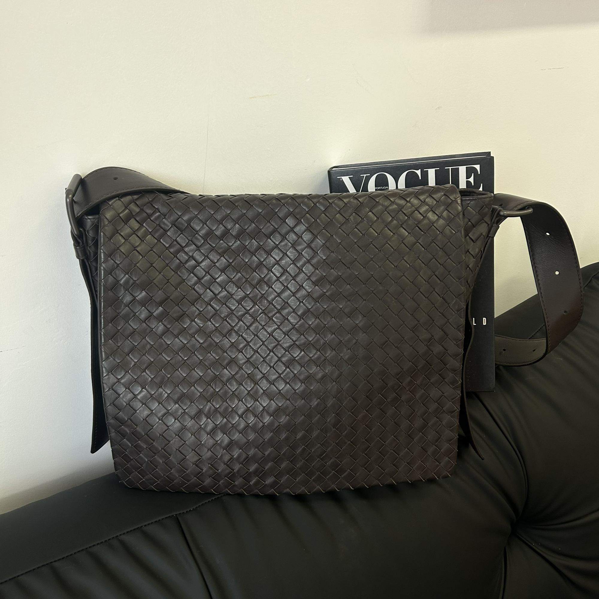 95新 BOTTEGA VENETA/葆蝶家 乌木色大号邮差翻盖
