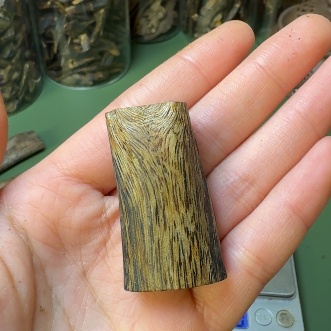 沉香手把件海南张勺子定制牌块料7.5克