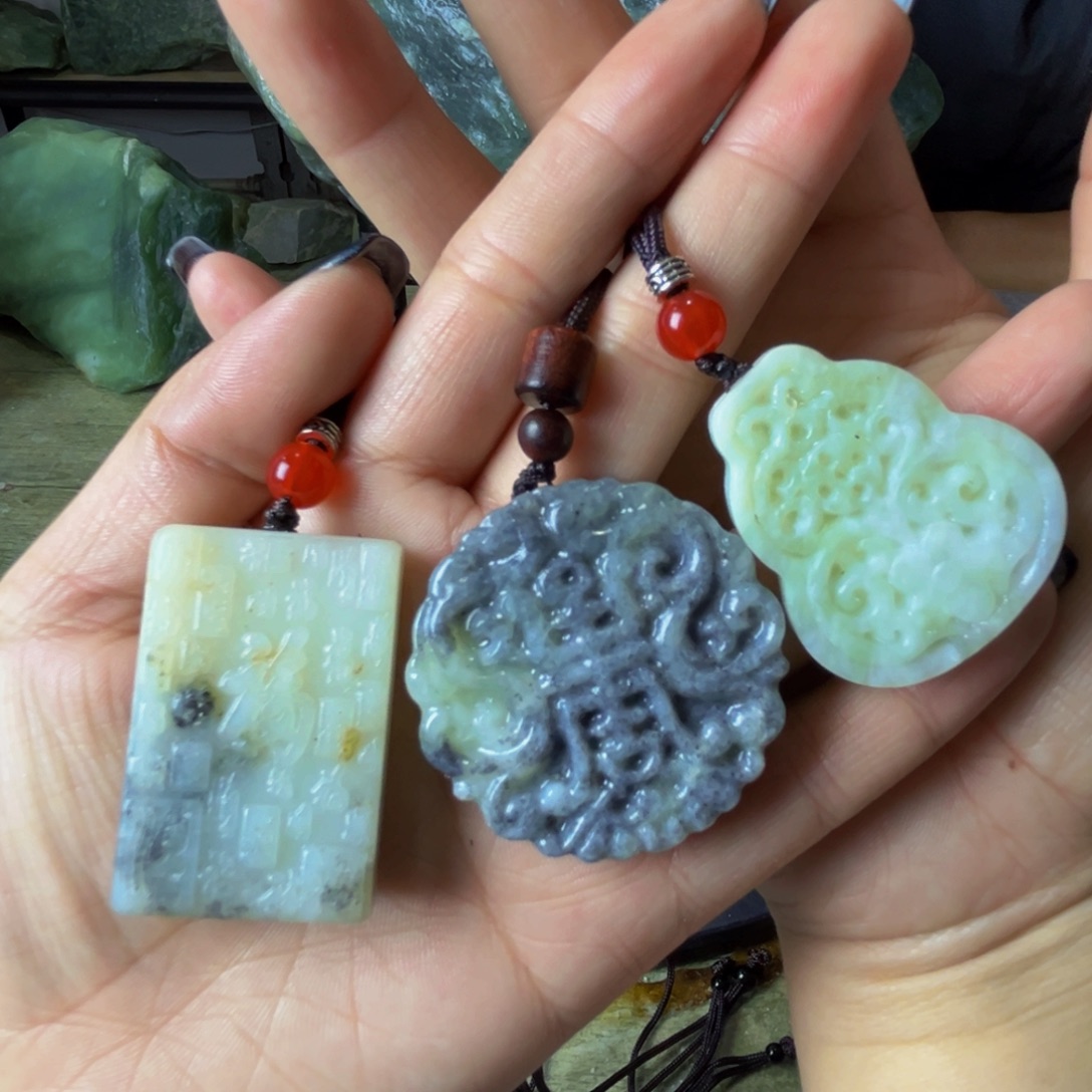 蛇纹石玉未镶嵌颈饰三个一起