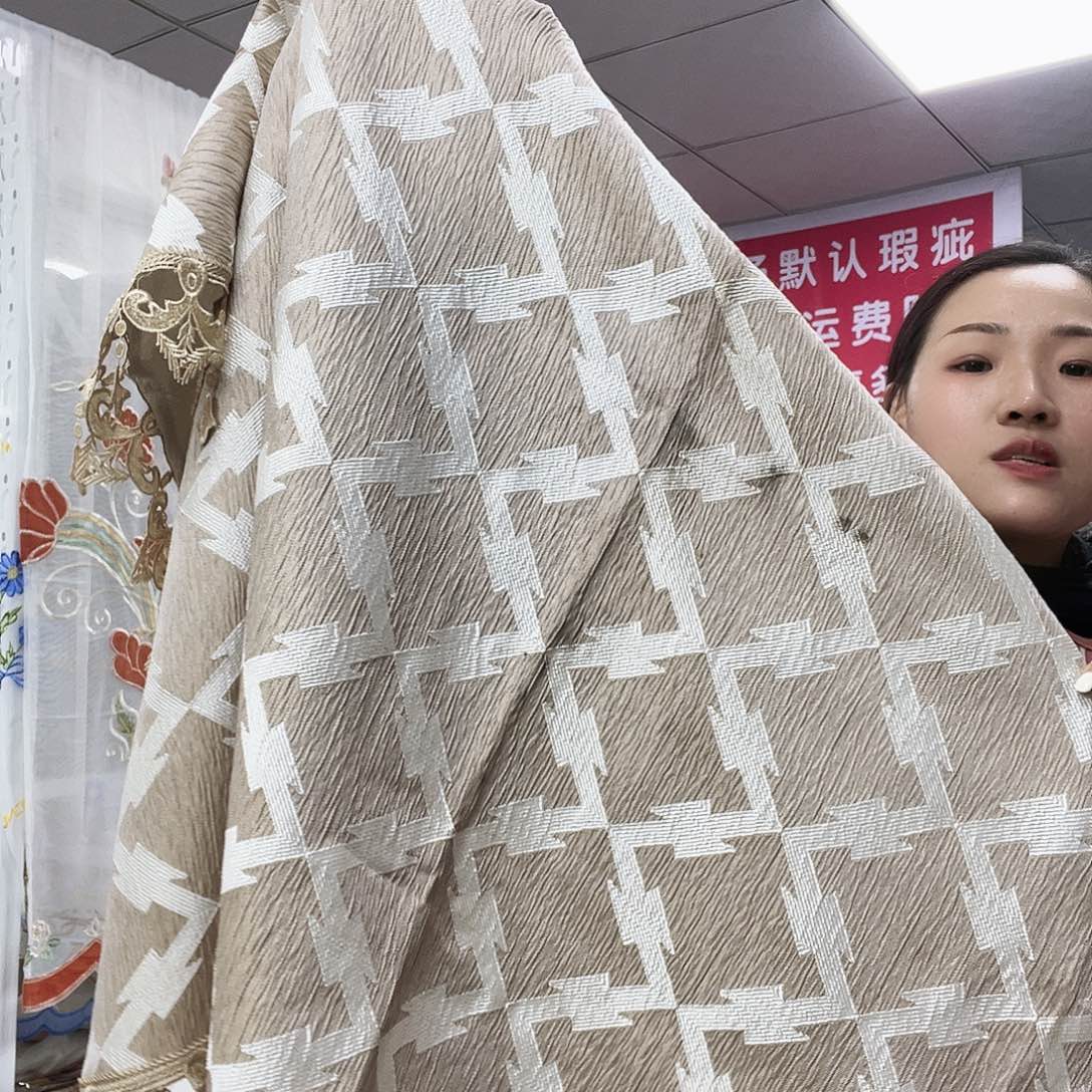 毛绒吐了咯啦咯啦