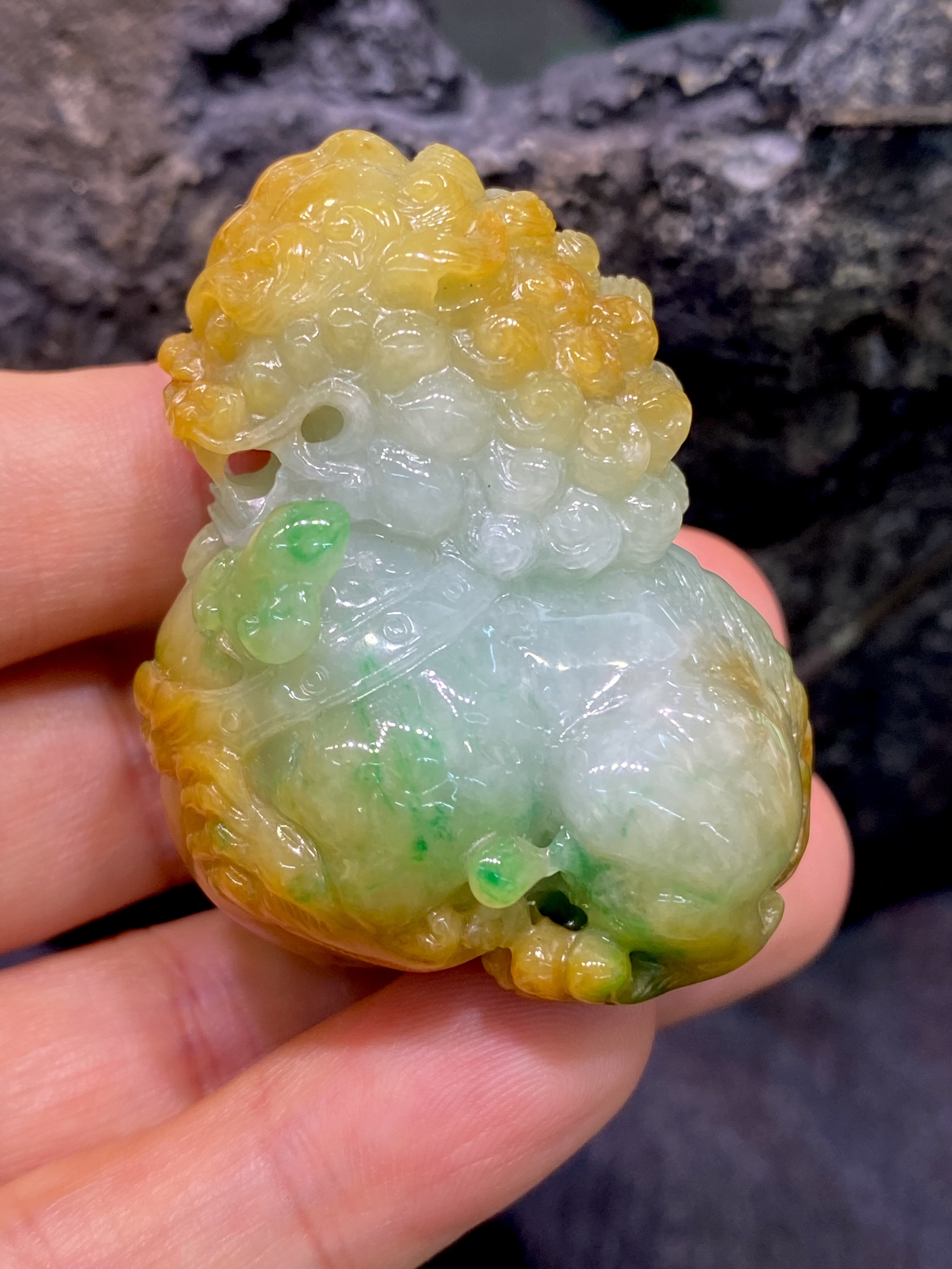 三彩翡翠狮子手玩件小摆件