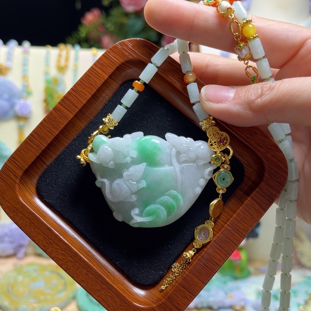 翡翠颈饰未镶嵌白底青元宝