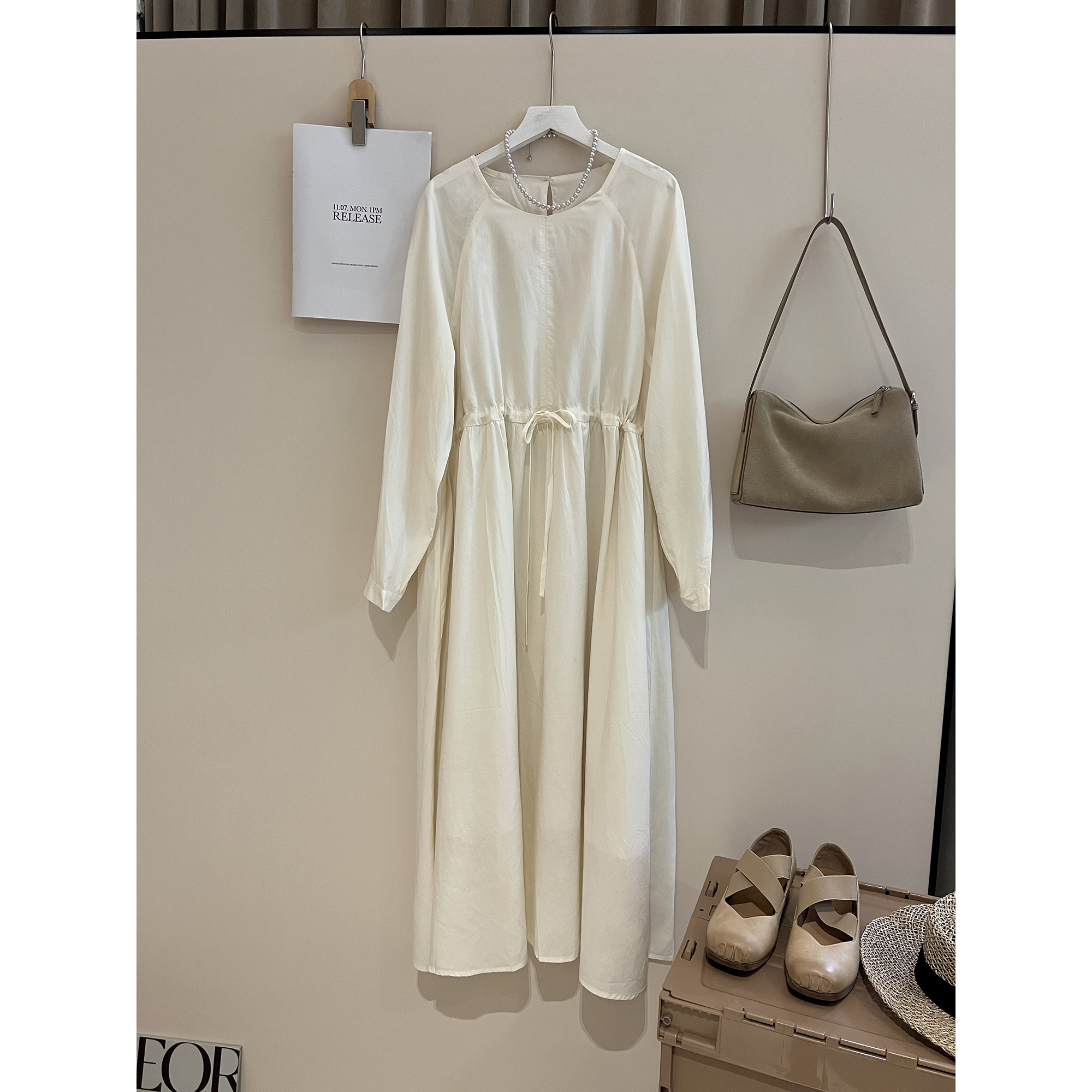 抽绳收腰杏色长袖连衣裙W720