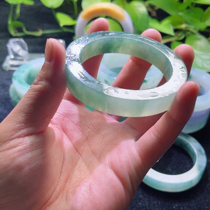 岁***歌未镶嵌翡翠手镯定制翡翠