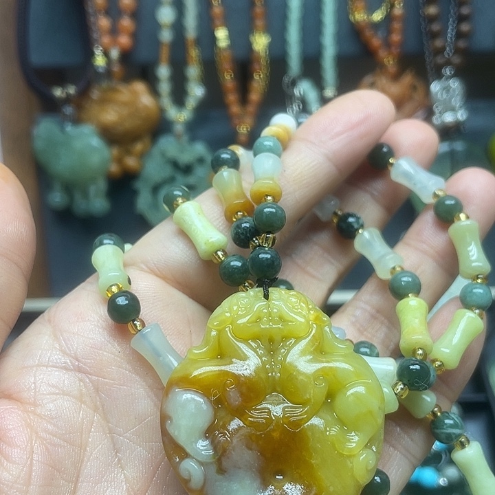 未镶嵌蛇纹石玉颈饰