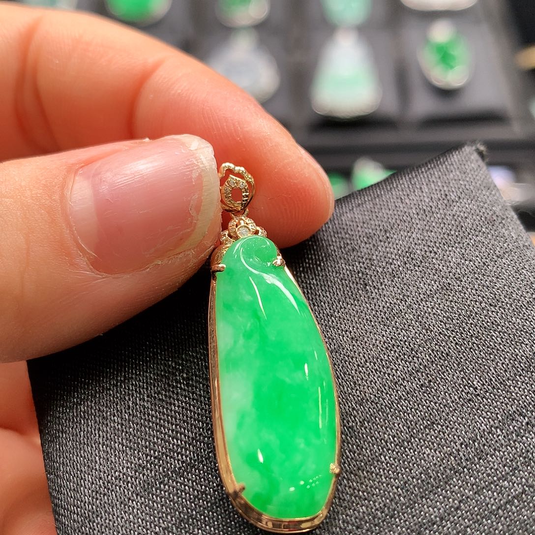 翡翠18K金镶嵌颈饰福瓜