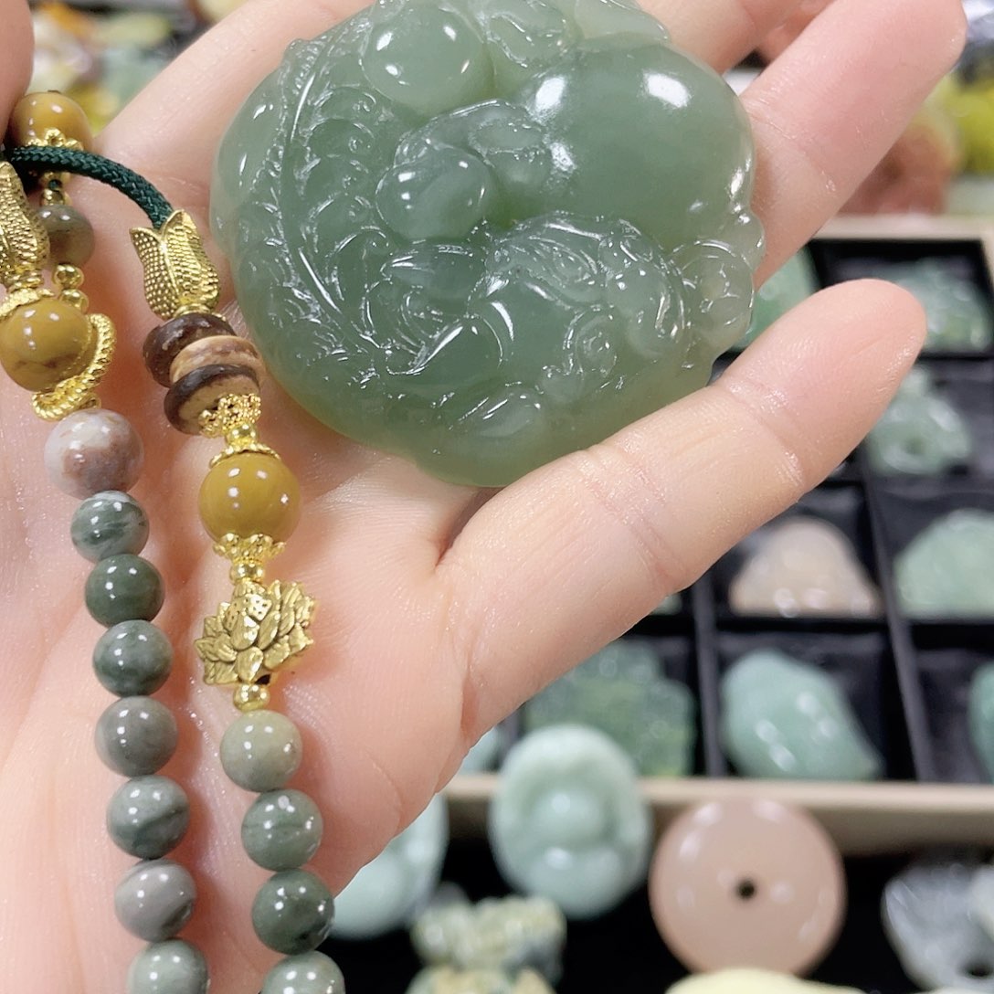 蛇纹石玉未镶嵌颈饰