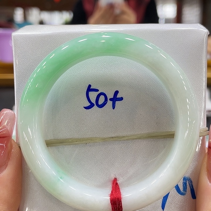 翡翠手镯未镶嵌翡翠手镯