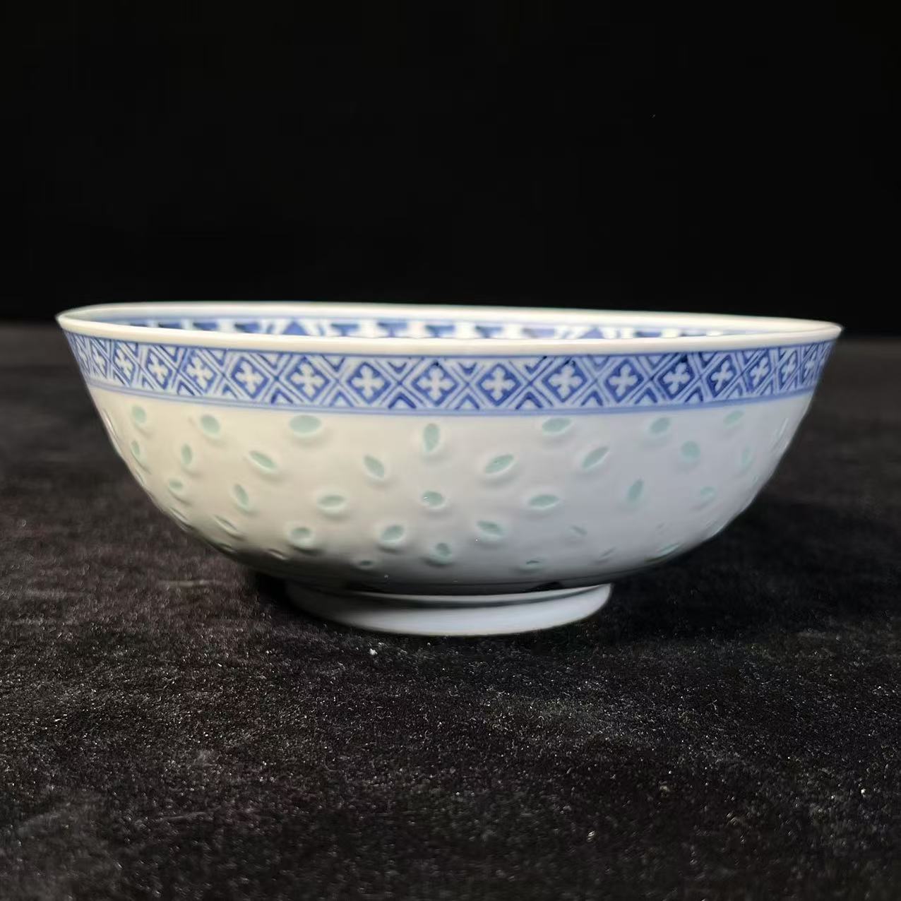 Lot1:  青花玲珑瓷碗