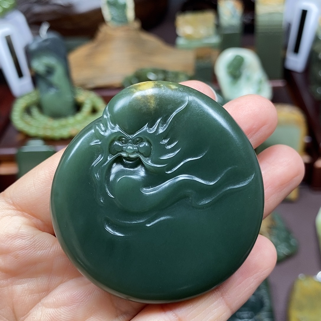 幸***人颈饰未镶嵌岫岩河磨玉（透闪石质玉）