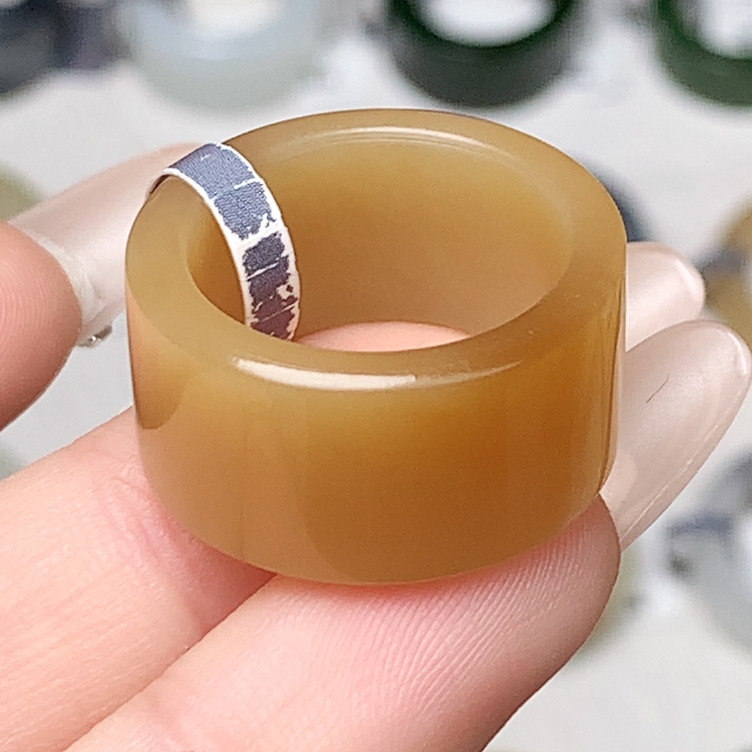 未镶嵌戒指和田玉