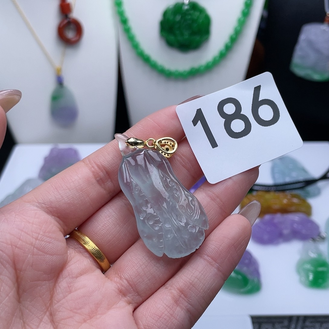 翡翠吊坠(赠链)未镶嵌