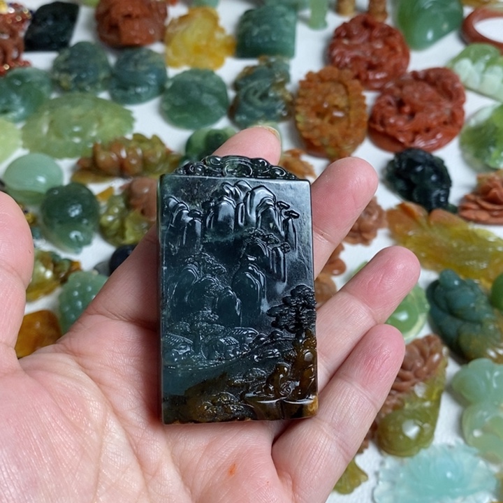 蛇纹石玉颈饰未镶嵌