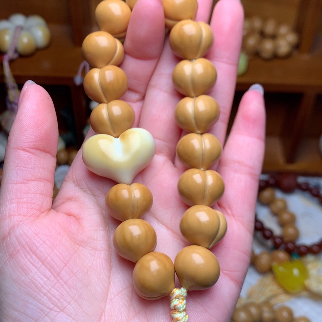 猴头核桃吊坠15高定屁桃手持白爱心