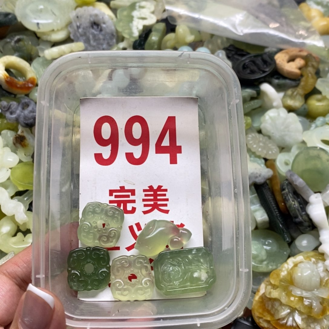 蛇纹石玉挂坠未镶嵌