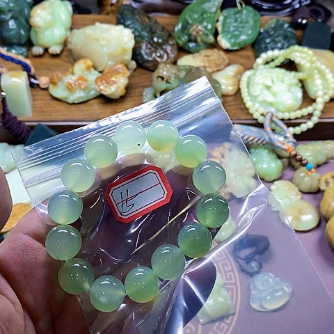 未镶嵌蛇纹石玉颈饰