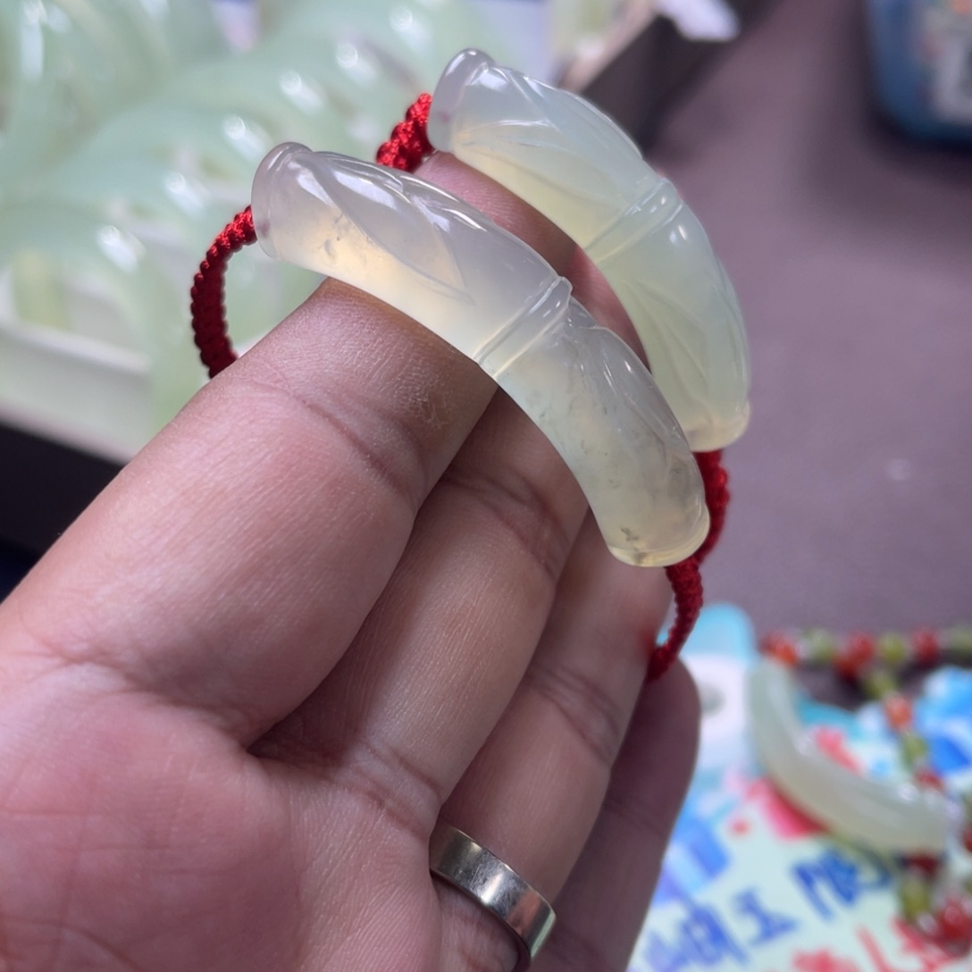 蛇纹石玉颈饰未镶嵌