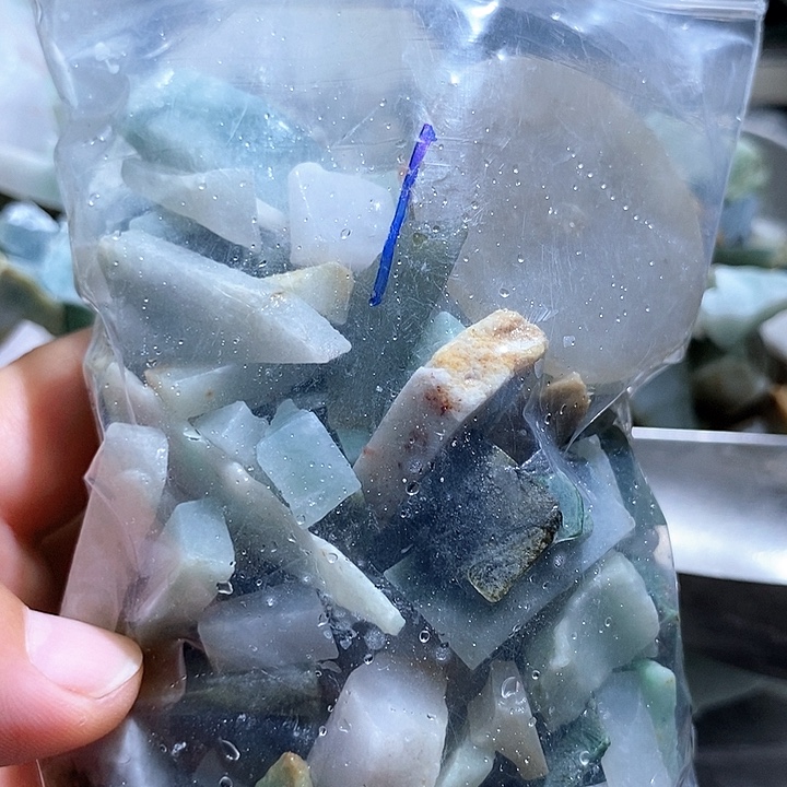 颈饰未镶嵌翡翠鱼缸料1