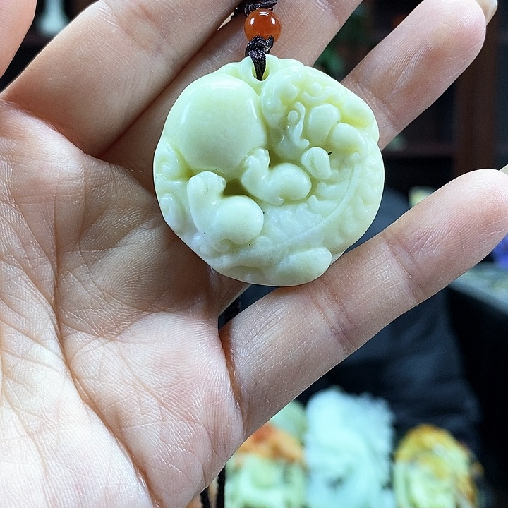 蛇纹石玉吊坠未镶嵌
