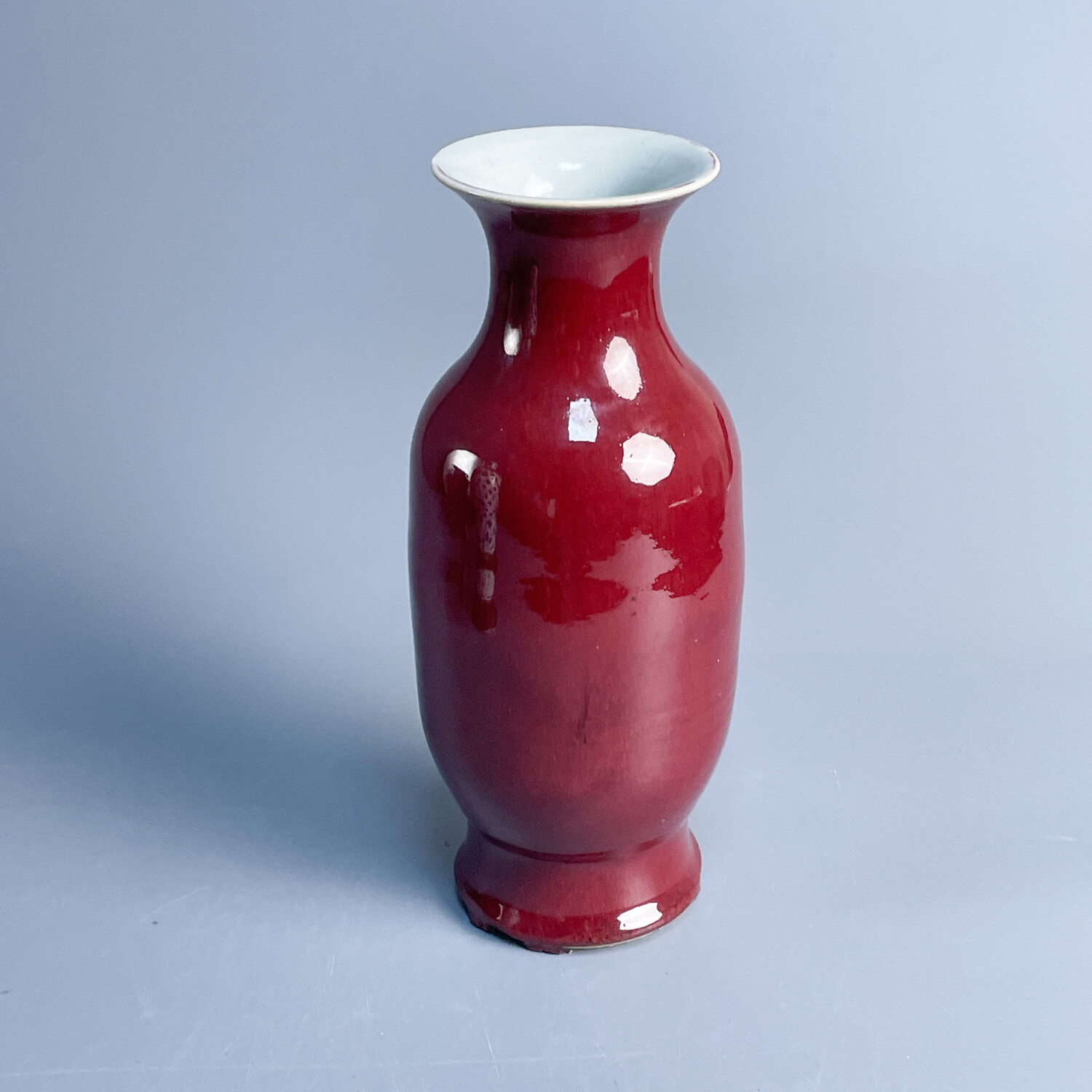 lot26.清晚期红釉赏瓶-M25LD005188