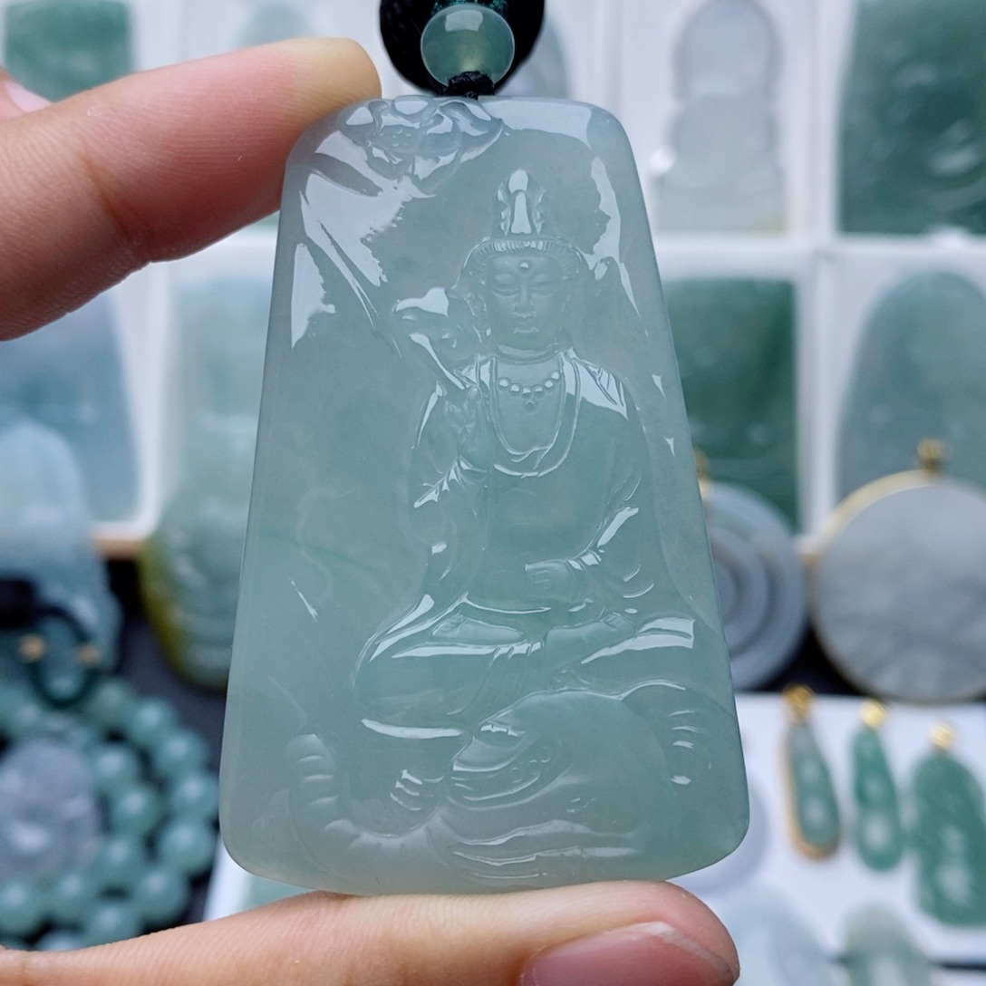 翡翠未镶嵌颈饰余**年