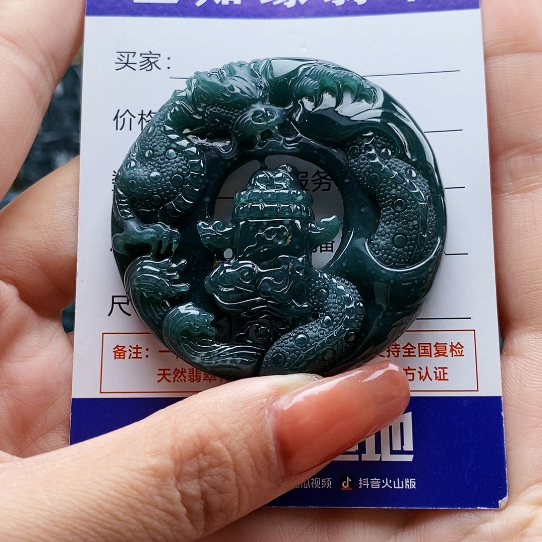 翡翠颈饰未镶嵌盘龙柱