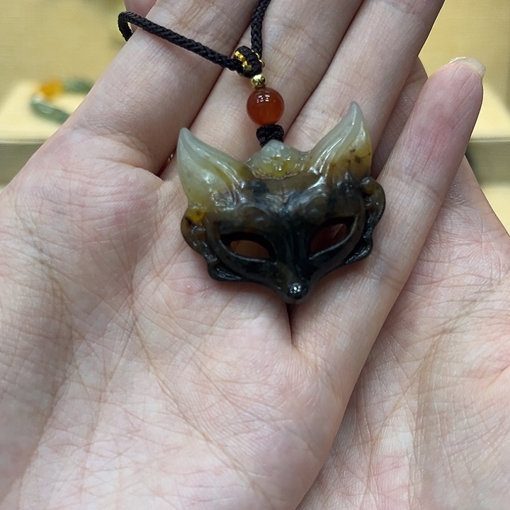 迟***儿未镶嵌蛇纹石玉颈饰