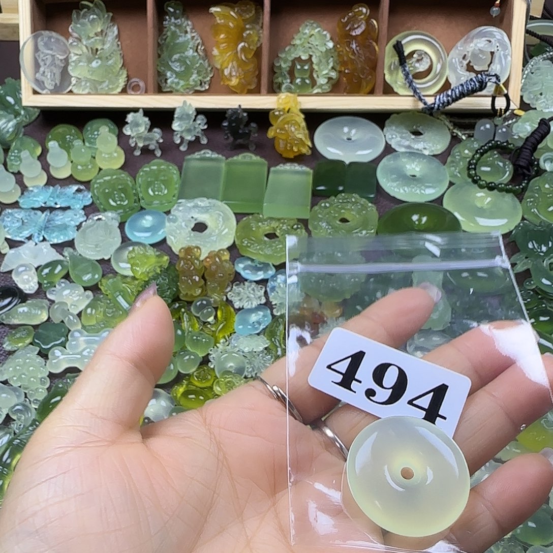 小***媛蛇纹石玉未镶嵌岫玉吊坠