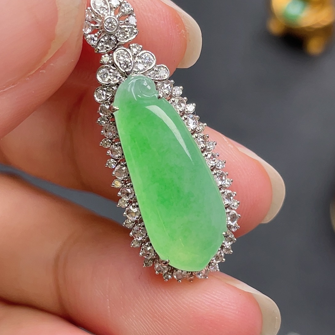 翡翠18K金镶嵌颈饰绿瓜